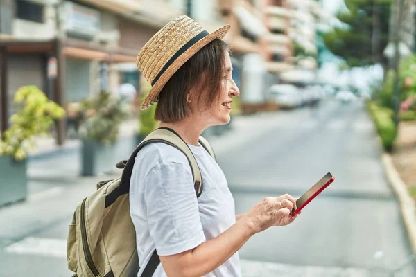Medelålders Kvinna Turist Ler Säker Med Hjälp Smartphone Gatan — Stockfoto