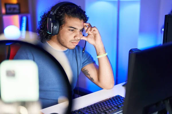 Giovane Uomo Latino Streamer Stressato Utilizzando Computer Sala Gioco — Foto Stock