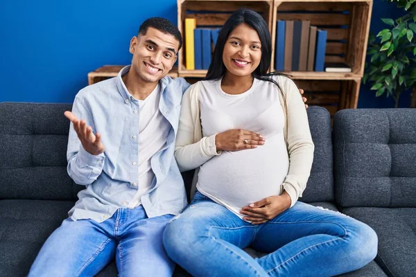 Jong Latijns Amerikaans Echtpaar Verwacht Een Baby Zittend Bank Thuis — Stockfoto