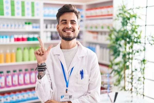 Jovem Hispânico Com Tatuagens Trabalhando Farmácia Farmácia Sorrindo Feliz Apontando — Fotografia de Stock