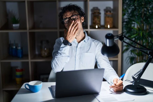 Hispánec Který Noci Pracuje Kanceláři Unaveně Nudí Když Rukou Zakryje — Stock fotografie