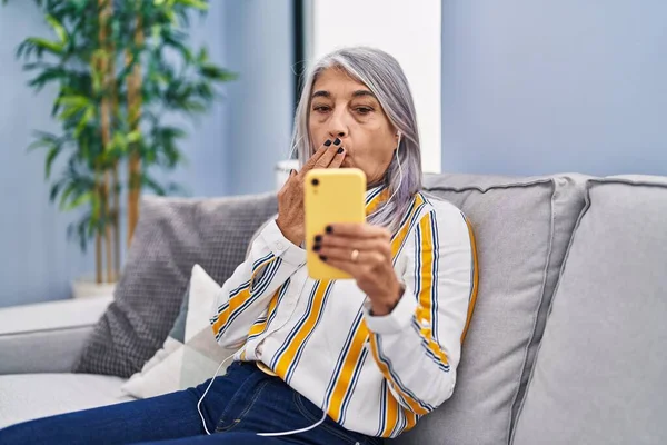 Mulher Meia Idade Com Cabelos Grisalhos Usando Smartphone Sentado Sofá — Fotografia de Stock