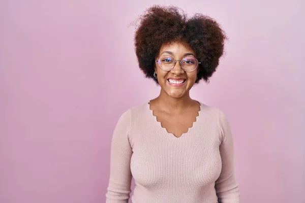 Jovem Afro Americana Sobre Fundo Rosa Com Sorriso Feliz Legal — Fotografia de Stock