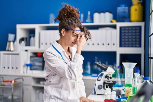 Jonge Spaanse Vrouw Wetenschapper Benadrukt Werken Het Laboratorium — Stockfoto