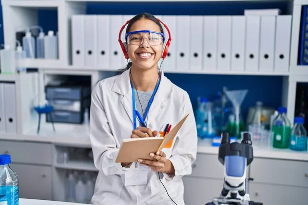 Joven Mujer Afroamericana Científica Escuchando Música Escribir Libro Laboratorio —  Fotos de Stock