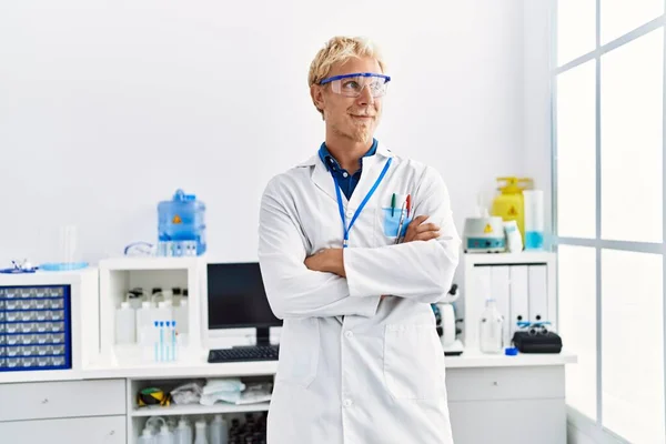 Bilim Adamı Üniforması Giyen Genç Beyaz Adam Laboratuarda Kollarını Kavuşturmuş — Stok fotoğraf