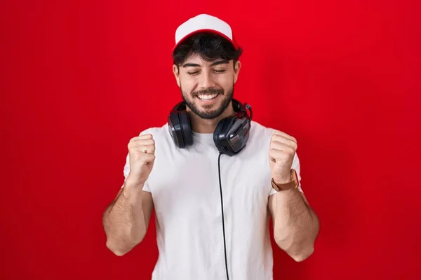 Hispanischer Mann Mit Bart Gamermütze Und Kopfhörern Der Mit Erhobenen — Stockfoto