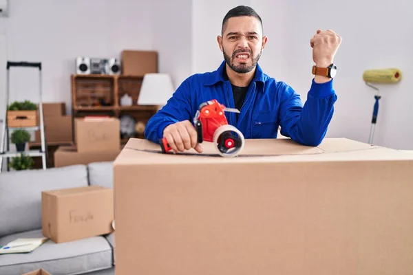 Spaanstalige Man Die Bezig Met Het Verplaatsen Van Verpakkingstape Geïrriteerd — Stockfoto