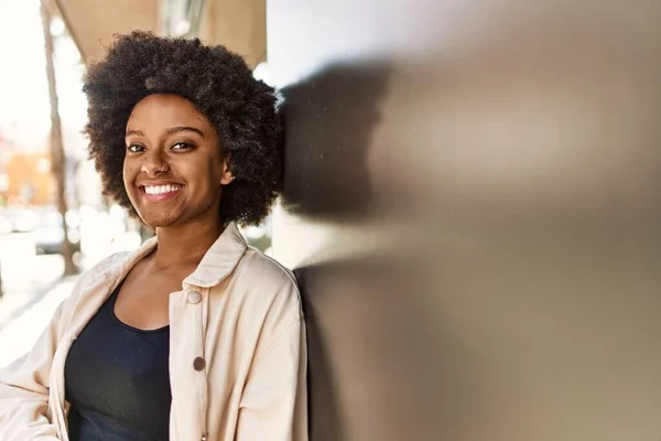 Joven Afroamericana Americana Sonriendo Feliz Pie Ciudad — Foto de Stock