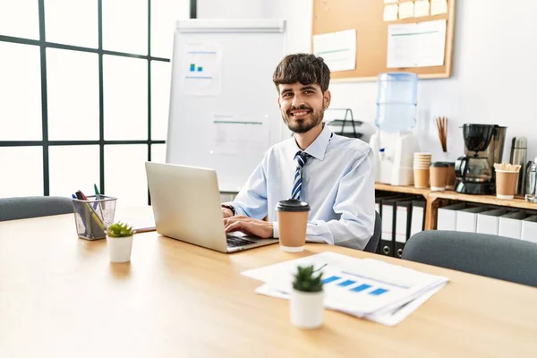 Jonge Latijns Amerikaanse Zakenman Blij Lachend Werken Kantoor — Stockfoto