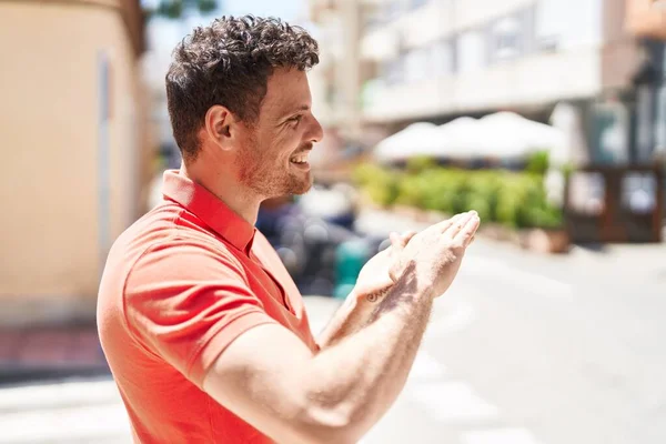Young Hispanic Man Smiling Confident Doing Spend Money Gesture Street — Stockfoto