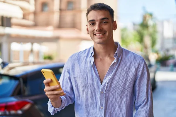 Young Hispanic Man Smiling Confident Using Smartphone Street — Stock Photo, Image