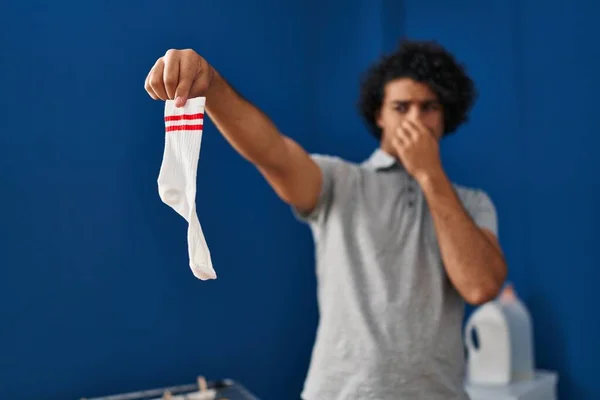 Jonge Latino Man Ruiken Smerige Sok Wasruimte — Stockfoto