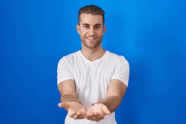 Young Caucasian Man Standing Blue Background Smiling Hands Palms Together — Foto de Stock