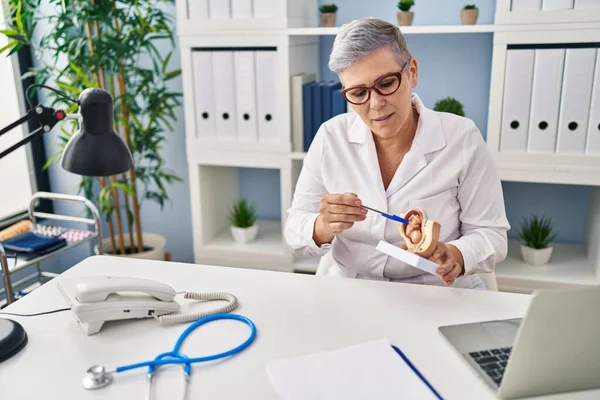 Medelålders Kvinna Bär Gynekolog Uniform Innehav Livmoder Med Foster Kliniken — Stockfoto