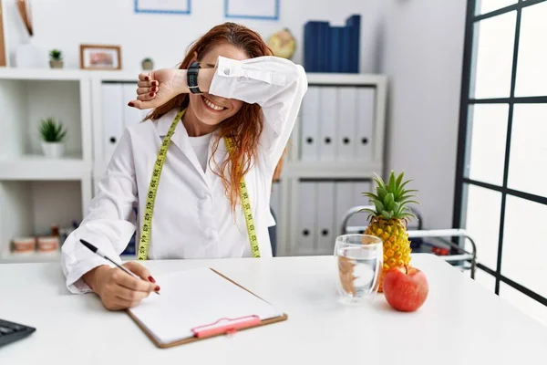 Jeune Femme Rousse Nutritionniste Médecin Clinique Souriant Gai Jouer Jeter — Photo