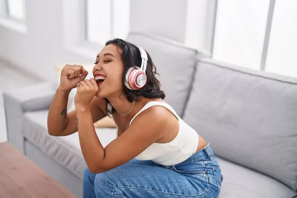 Jonge Mooie Latijns Amerikaanse Vrouw Luisteren Naar Muziek Zingen Lied — Stockfoto