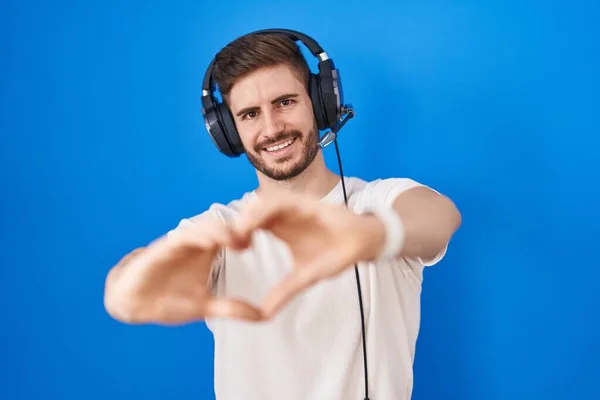 Hombre Hispano Con Barba Escuchando Música Usando Auriculares Sonriendo Amor —  Fotos de Stock