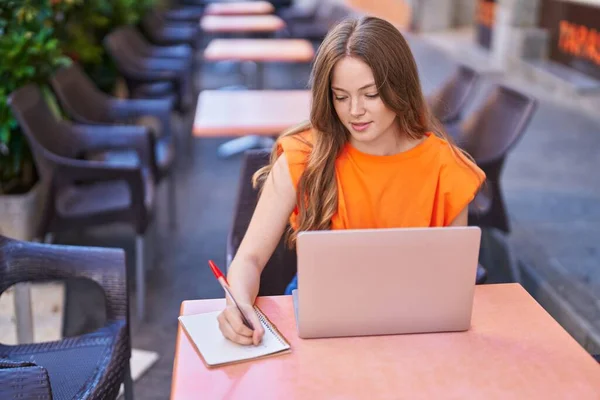 Young Woman Using Laptop Writing Notebook Coffee Shop Terrace — ストック写真