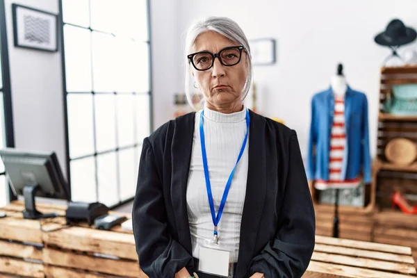 Perakende Mağazasında Müdürlük Yapan Orta Yaşlı Kır Saçlı Bir Kadın — Stok fotoğraf