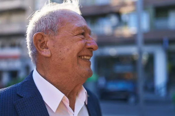 Hombre Pelo Gris Mediana Edad Sonriendo Confiado Mirando Lado Calle — Foto de Stock