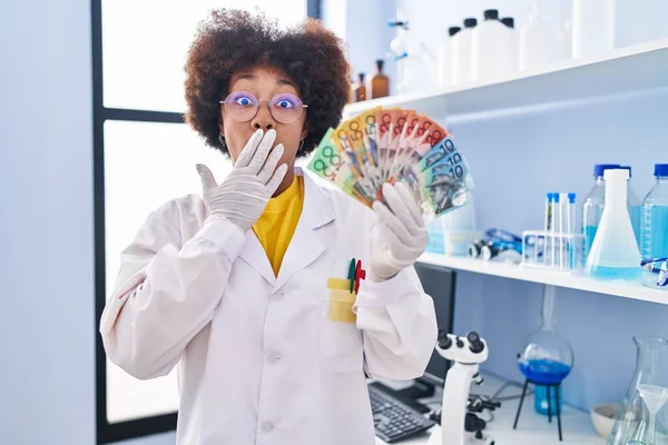Genç Afro Amerikan Kadın Bilim Adamı Laboratuvarında Çalışıyor Elinde Parayla — Stok fotoğraf