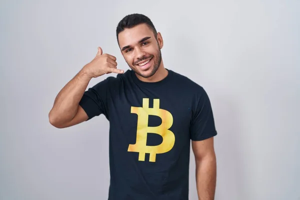 Bitcoin Tişörtü Giyen Spanyol Genç Adam Telefonla Parmak Hareketleriyle Gülümsüyor — Stok fotoğraf