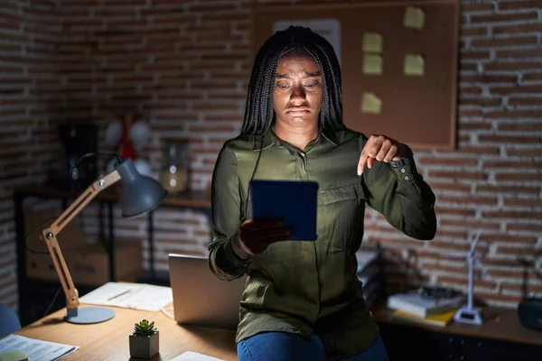 Joven Afroamericano Con Trenzas Trabajando Oficina Por Noche Apuntando Hacia —  Fotos de Stock