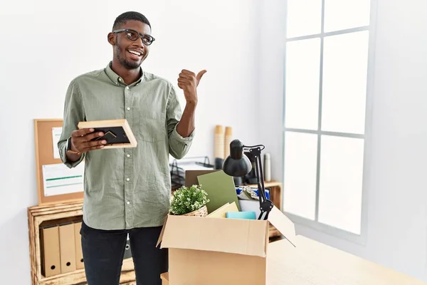 Giovane Uomo Affari Afroamericano Unboxing Box Ufficio Sorridente Con Volto — Foto Stock