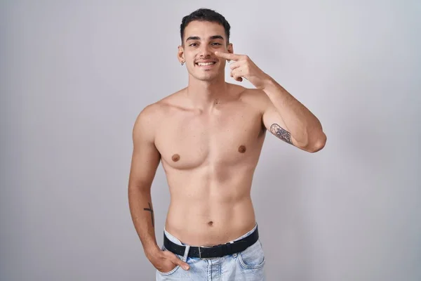 Bonito Hispânico Sem Camisa Apontando Com Mão Dedo Para Cara — Fotografia de Stock