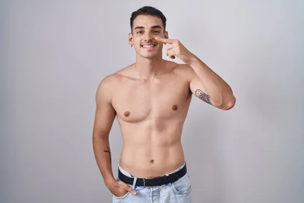 Hombre Hispano Guapo Pie Sin Camisa Señalando Con Dedo Mano —  Fotos de Stock