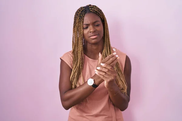 Mulher Afro Americana Com Cabelo Trançado Sobre Fundo Rosa Sofrendo — Fotografia de Stock