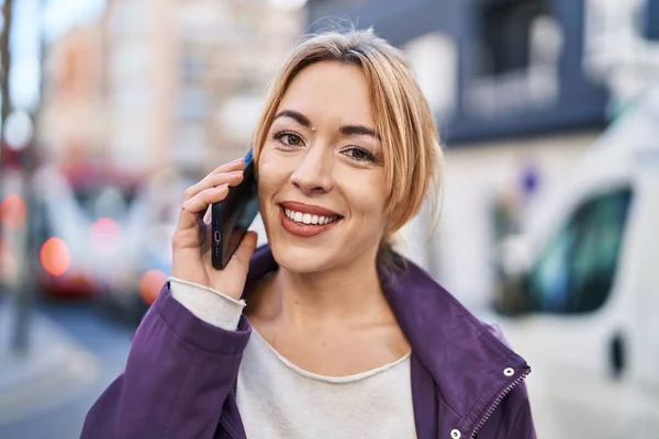 Gülümseyen Genç Bir Kadın Caddedeki Akıllı Telefondan Konuşuyor — Stok fotoğraf