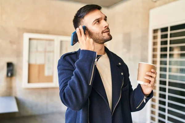 Hombre Hispano Joven Escuchando Mensaje Voz Por Teléfono Inteligente Bebiendo — Foto de Stock