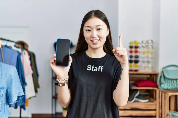 Fiatal Ázsiai Dolgozik Menedzser Kiskereskedelmi Butikban Gazdaság Smartphone Mosolyog Egy — Stock Fotó