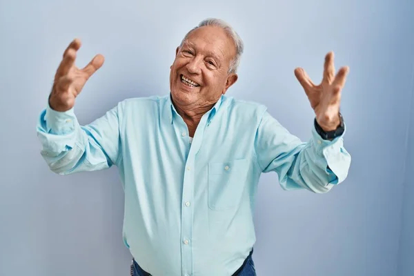 Senior Man Met Grijs Haar Staan Blauwe Achtergrond Erg Blij — Stockfoto