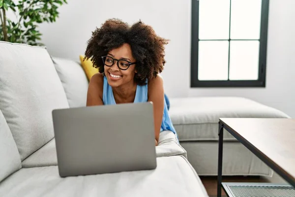 Νεαρή Αφροαμερικανή Γυναίκα Χαμογελά Αυτοπεποίθηση Χρησιμοποιώντας Φορητό Υπολογιστή Στο Σπίτι — Φωτογραφία Αρχείου