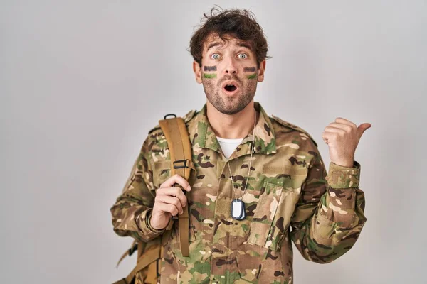 Hispánský Mladý Muž Maskáčové Armádní Uniformě Překvapeně Ukázal Ukazováčkem Stranu — Stock fotografie