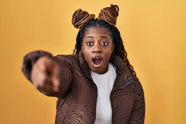 African Woman Braided Hair Standing Yellow Background Pointing Finger Surprised — ストック写真