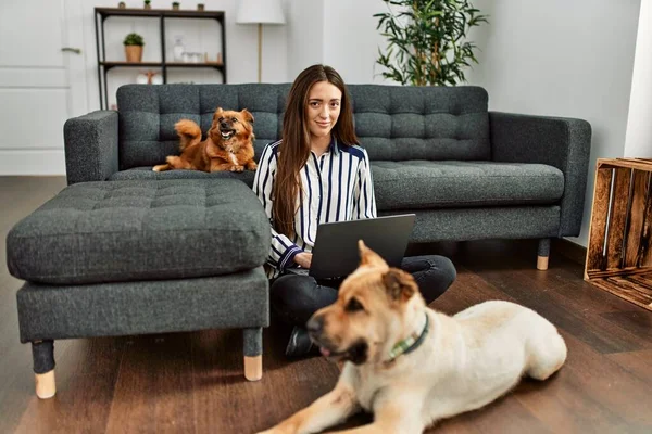 Jovem Hispânica Usando Laptop Sentado Chão Com Cães Casa — Fotografia de Stock