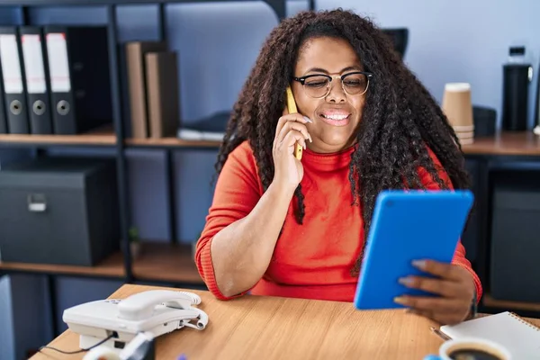 Afričanky Americká Žena Obchodní Pracovník Mluví Smartphone Pomocí Touchpad Kanceláři — Stock fotografie