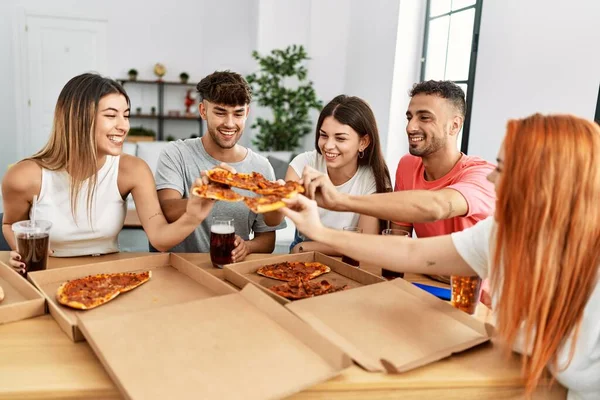 Grup Prieteni Tineri Zâmbind Fericit Mâncând Pizza Italiană Așezată Masă — Fotografie, imagine de stoc