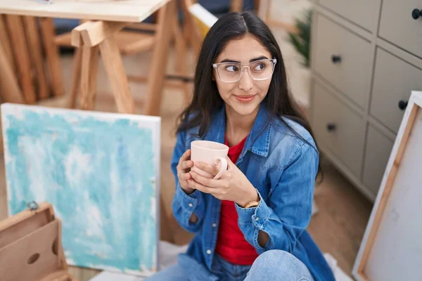 Young Hispanic Girl Artist Smiling Confident Drinking Coffee Art Studio — Photo
