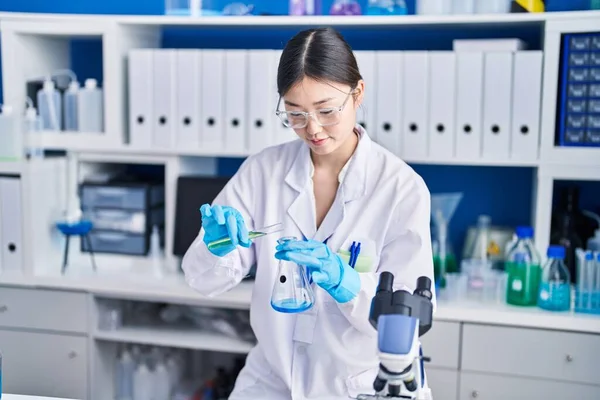 Cientista Chinesa Derramando Líquido Tubo Ensaio Laboratório — Fotografia de Stock