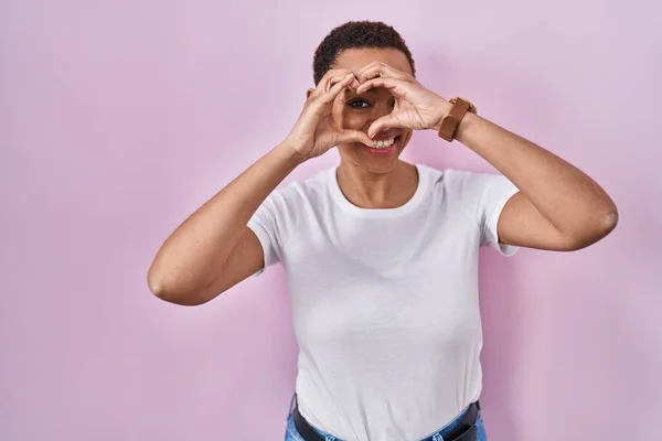 Hermosa Mujer Afroamericana Pie Sobre Fondo Rosa Haciendo Forma Corazón — Foto de Stock