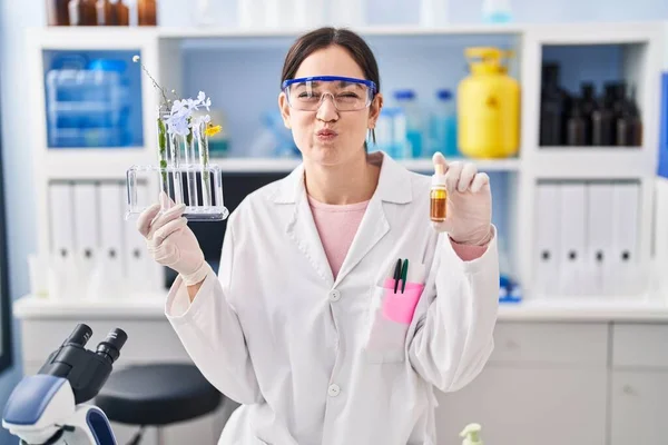 Laboratuvarda Çalışan Esmer Bir Kadın Komik Suratıyla Yanaklarını Şişiriyor Ağzı — Stok fotoğraf