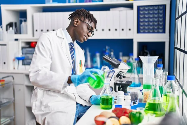 아프리카 미국인 과학자 실험실의 시험관에 액체를 부어넣는 — 스톡 사진