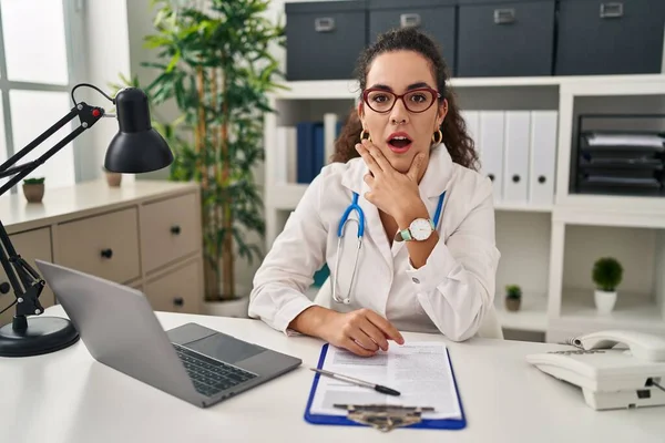 Young Hispanic Woman Wearing Doctor Uniform Stethoscope Looking Fascinated Disbelief — Photo