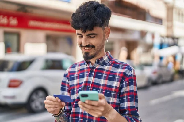 Genç Spanyol Adam Akıllı Telefon Kredi Kartı Kullanıyor — Stok fotoğraf