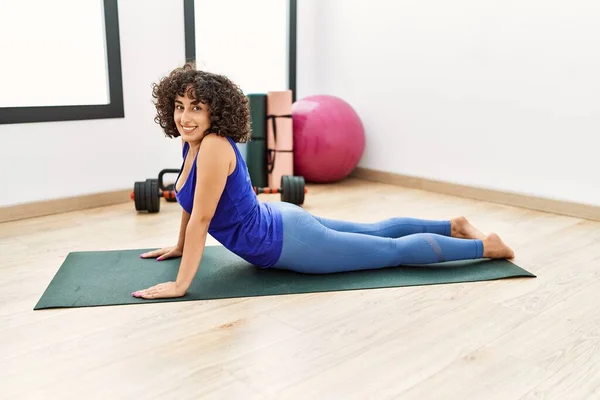 Jonge Vrouw Uit Het Midden Oosten Lacht Zelfverzekerd Stretching Bij — Stockfoto